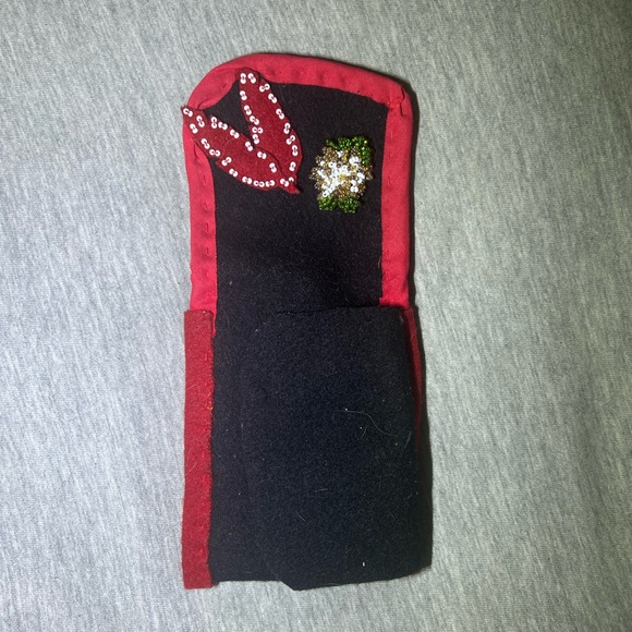 Beaded wool felt pouch - Picture 3 of 6